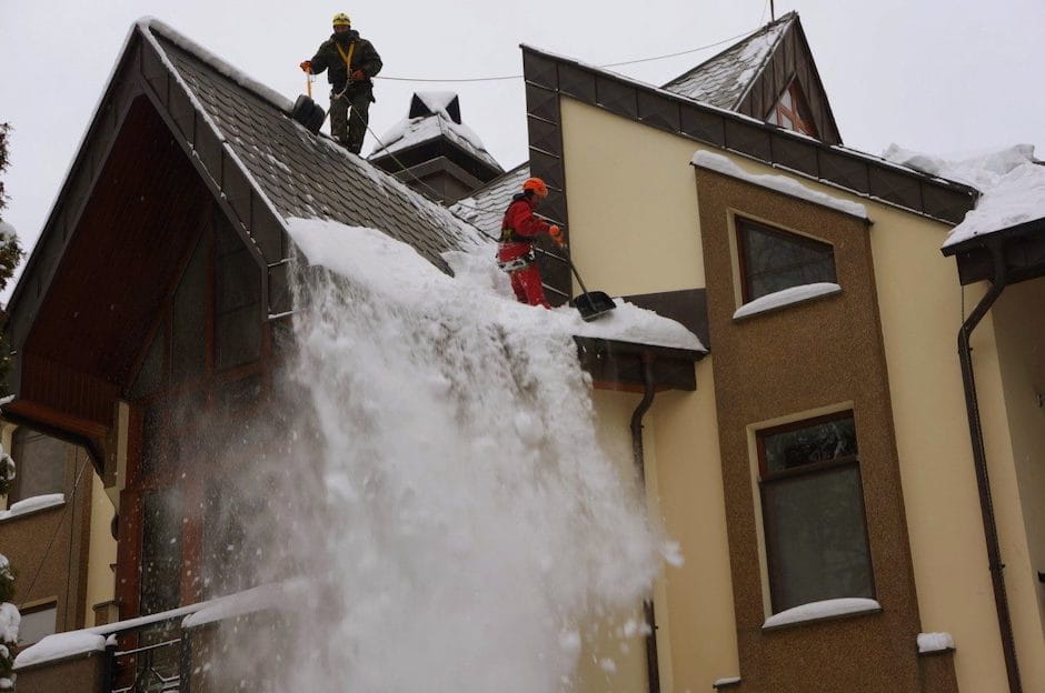 Чистка крыши коттеджа от снега и сосулек