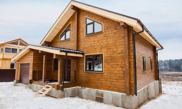 Загородный дом из цельного бруса