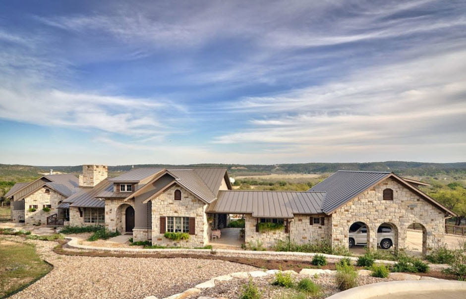 Дом из камня на ранчо в штате Техас