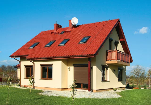 Дом с двускатной крышей из керамической черепицей BRAAS