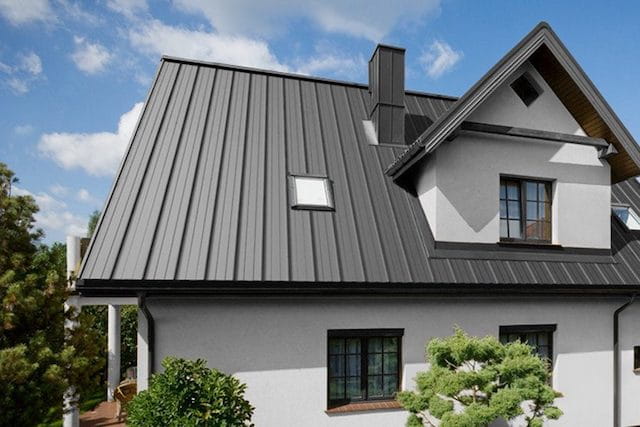 Дом с фальцевой кровлей
