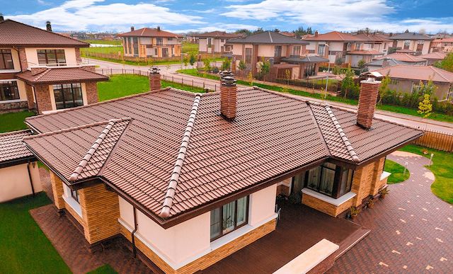 Дом с кровлей из минеральной черепицы