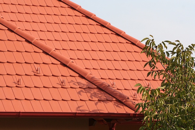 Фото дома с кровлей из минеральной черепицы