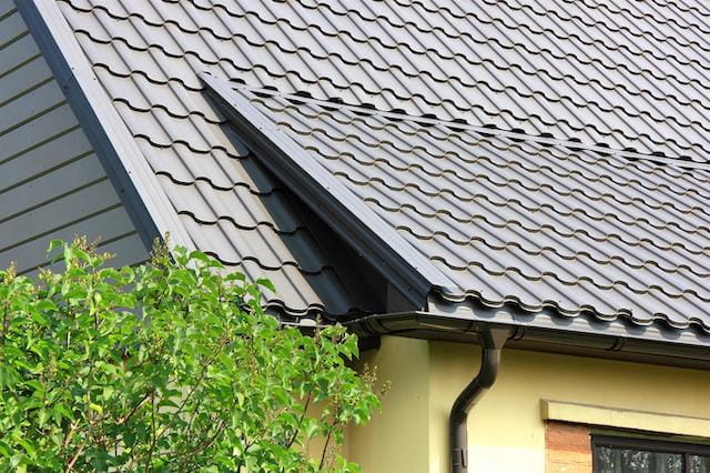 Крыша дома из металлочерепицы