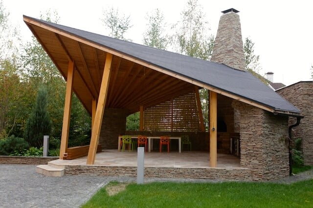 Необычная беседка с двускатной крышей