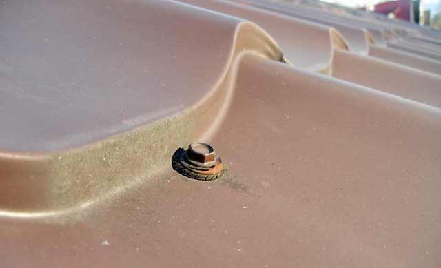 Трещины на шайбе, кровельный саморез 