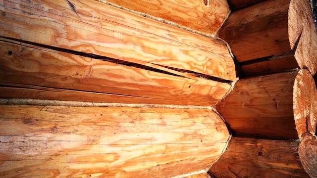 Трещины в оцилиндрованном бревне