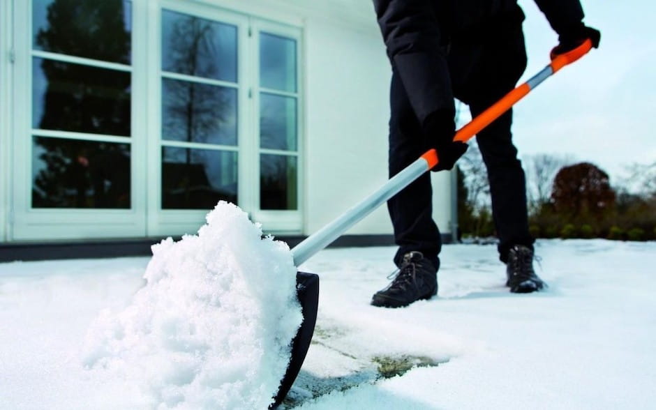 Очистка крыши от снега: правила уборки кровли в зимний период