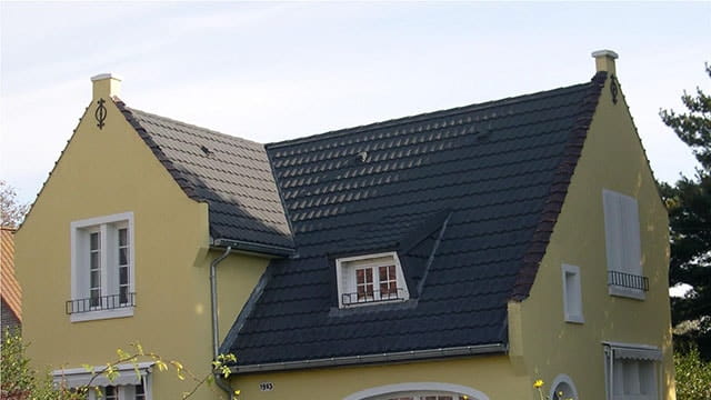 Крыша дома из композитной черепицы
