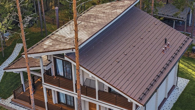 Керамическая черепица на крыше частного дома