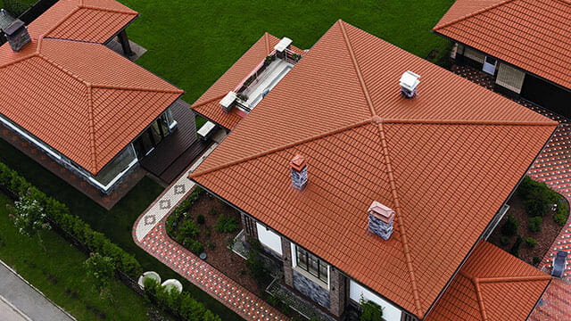 Фото дома и построек с натуральной черепицей Браас