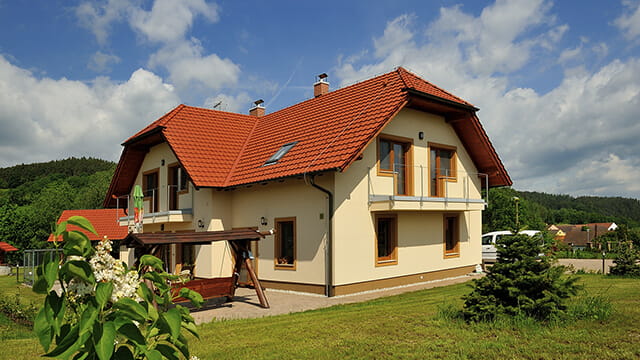 Кровля дома из керамической черепицы БРААС Топаз 13V, цвет натуральный красный