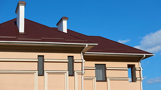 Крыша из металлочерепицы коричневого оттенка