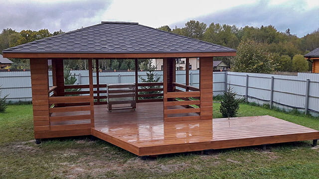 Беседка с вальмовой крышей