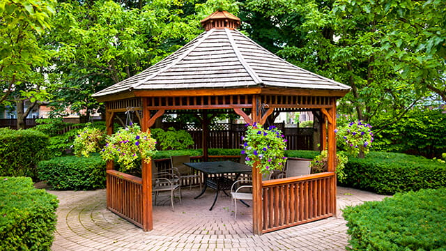 Беседка с шатровой крышей