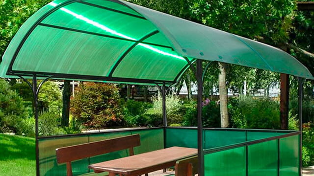 Беседка из зеленого поликарбоната