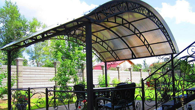 Беседка кованая с крышей из поликарбоната