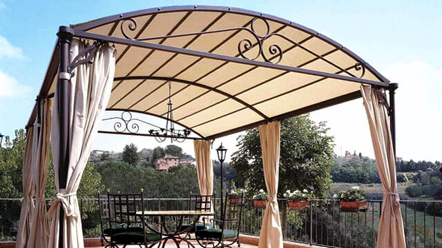 Беседка с навесом из поликарбоната