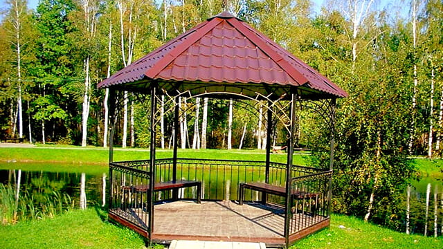 Беседка с шатровой крышей из металлочерепицы