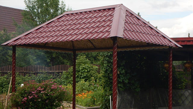 Вальмовая крыша беседки из металлочерепицы