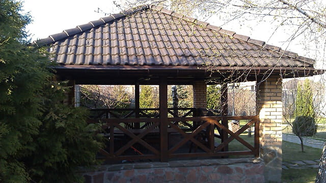 Беседка с шатровой крышей из керамической черепицы