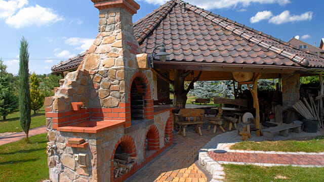 Беседка мангальная в стиле викинг, натуральная кровля