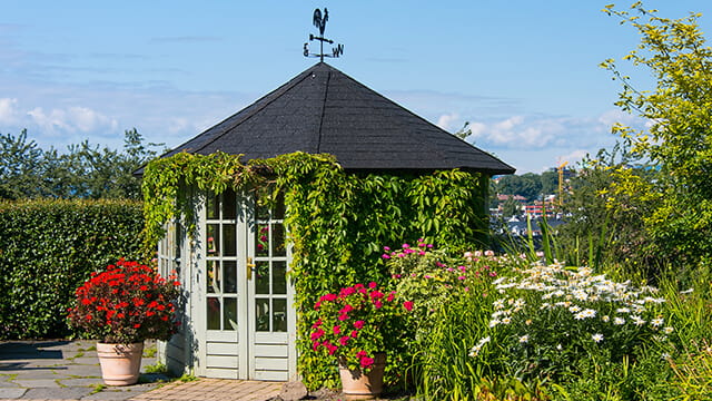 Дизайнерская беседка с крышей из гибкой черепицы