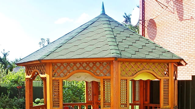 Беседка с шатровой крышей покрытая битумной черепицей