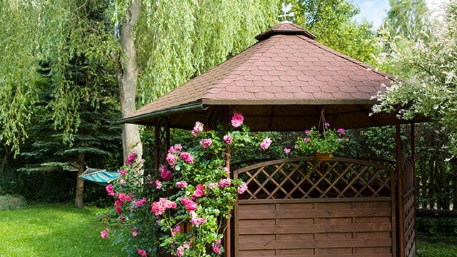 Дачная беседка с крышей из гибкой черепицы