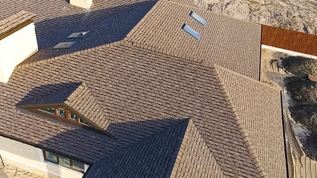 Крыша дома с кровлей из битумной черепицы