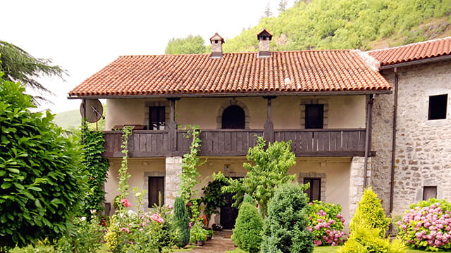 Коттедж с садом