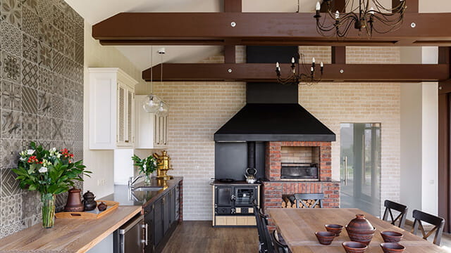 Интерьер кухни с барбекю в стиле прованс